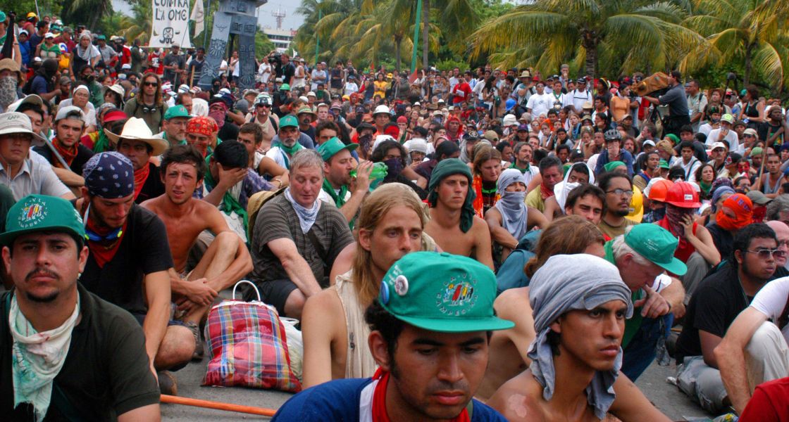 Globalisierungskritischer Protest während des WTO-Treffens im mexikanischen Cancún 2003, viele Menschen sitzen auf der Straße 