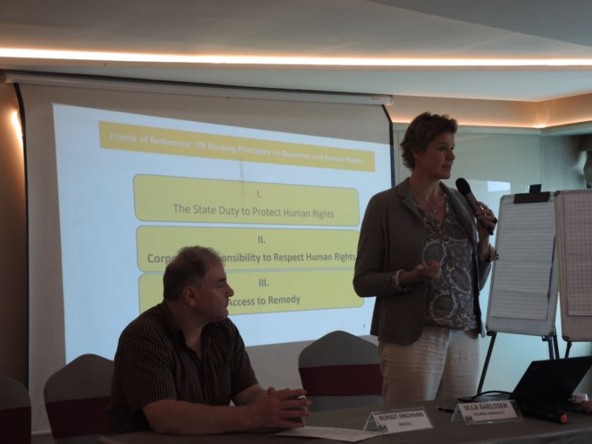 Prof. Dr. Ulla Gläßer informiert bei einem Workshop über Anforderungen, die das deutsche das Lieferkettengesetz hier stellt | © INKOTA