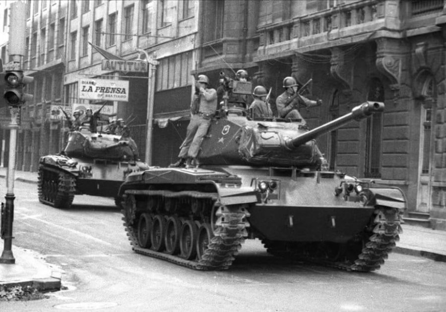 Das Militär übernahm: Panzer in der Nähe des Präsidentenpalastes in Santiago während des Putsches im September 1973