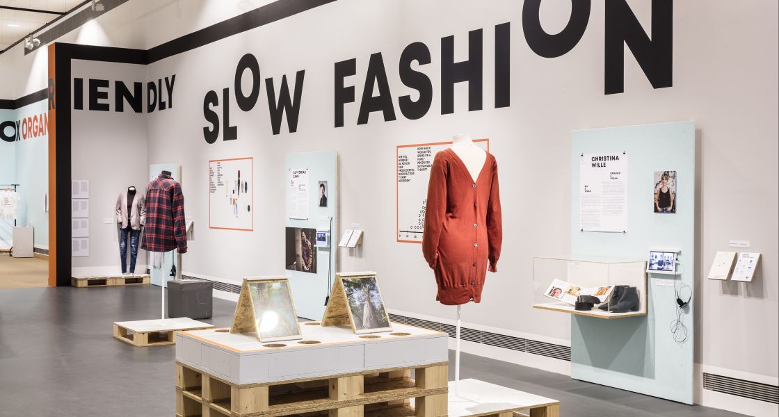 Fast Fashion. Die Schattenseite der Mode, Ausstellungsansicht © Staatliche Museen zu Berlin, Museum Europäischer Kulturen / David von Becker