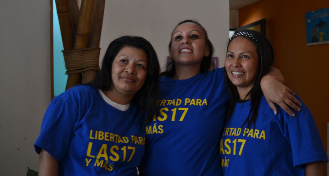María del Tránsito Orellana Martínez, Cinthia Marcela Rodríguez Ayala und Alba Lorena Rodríguez Santos nach der Haftentlassung María del Tránsito Orellana Martínez, Cinthia Marcela Rodríguez Ayala und Alba Lorena Rodríguez Santos liegen sich nach ihrer Entlassung freudig in den Armen.i.