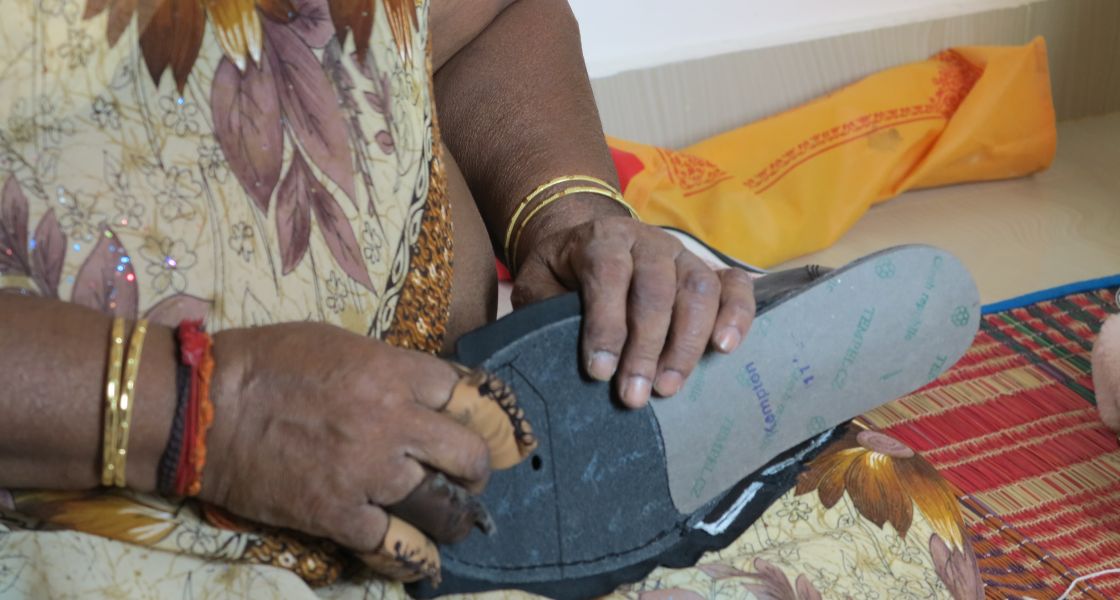 Indien: Heimarbeiterin fertigt Schuhe