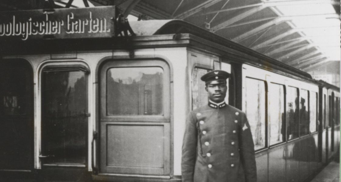 Martin Dibobe arbeitete bei der Berliner U-Bahn zunächst als Schaffner und später als Fahrer. 1919 reichte er eine Petition für gleiche Bürgerrechte einstiger Kolonialmigranten ein. Foto: BVG-Archiv