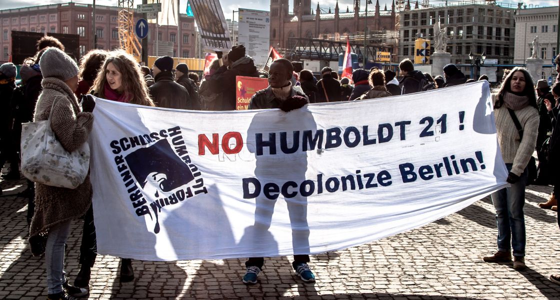 "Entkolonisiert Berlin!" Protest gegen das Humboldt Forum im Jahr 2015. Foto: Oliver Feldhaus