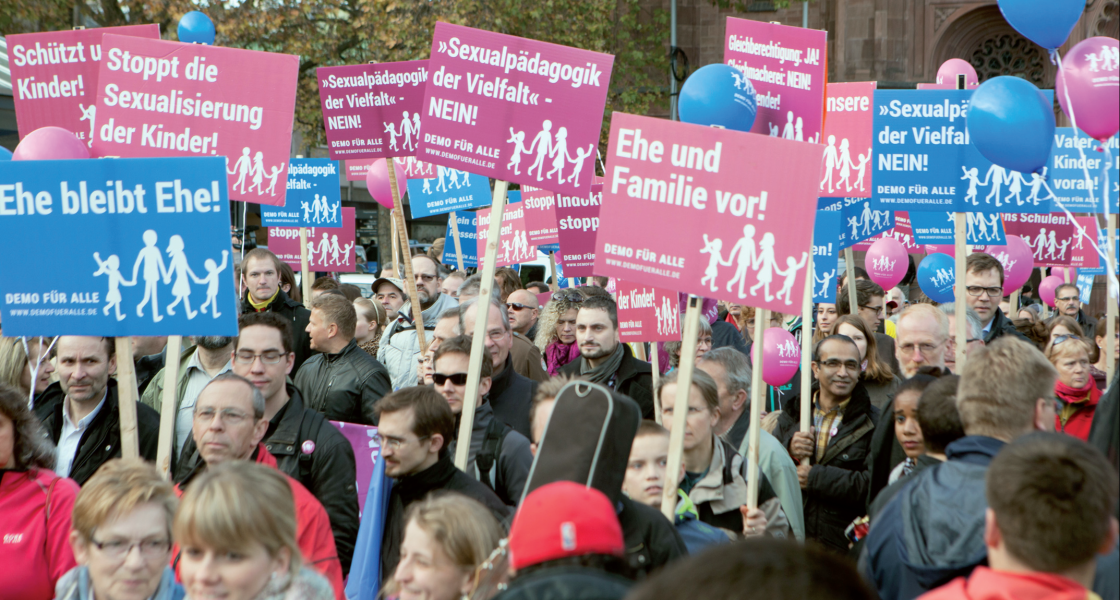 Für alte und neue Konservative besteht Familie heteronormativ aus Vater, Mutter und Kindern sowie mit »natürlich« zwei-geschlechtlichen Rollen: antifeministische »Demo für alle« in Wiesbaden 2016