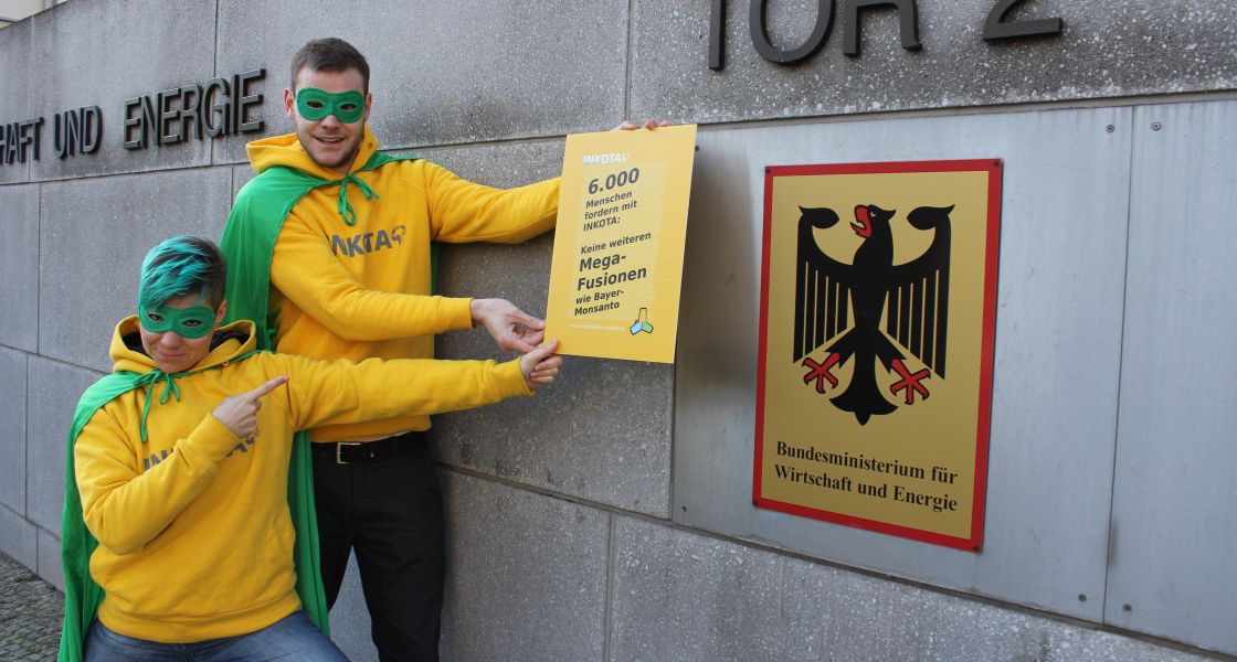 Unterschriftenübergabe vor dem Bundesministerium für Wirtschaft und Energie in Berlin von INKOTA-Aktivist*innen und Unterstützer*innen am 28. Januar 2019