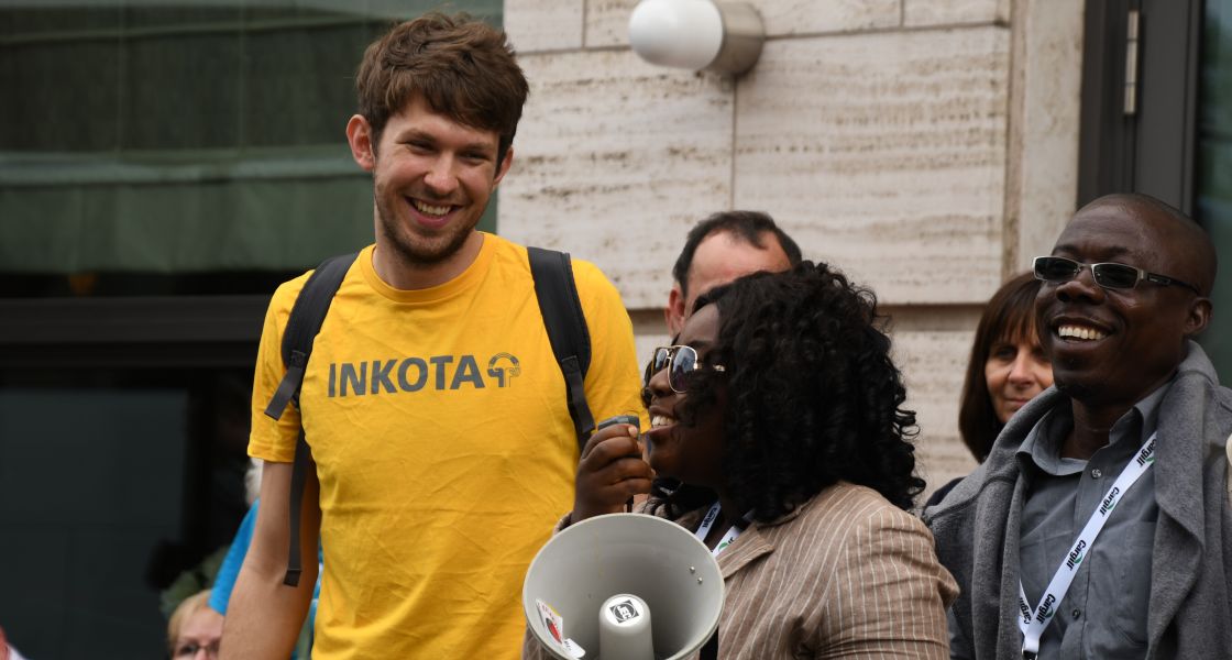 Sandra Kwabea Sarkwah von der Nichtregierungsorganisation SEND-Ghana (Mitte vorn) auf der Kundgebung vor der Weltkakaokonferenz. Foto: Fritz Schadow/INKOTA