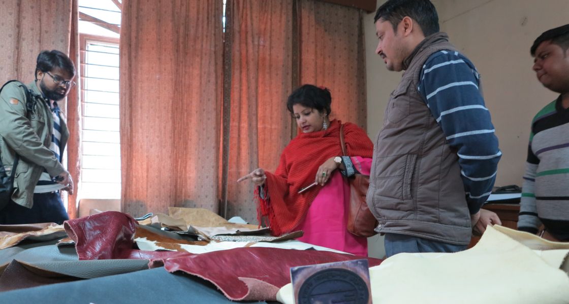 Sonia Wazed von unserer Partnerorganisation SLD mit Arbeitern aus den Gerbereien in Kanpur. Foto: INKOTA-netzwerk