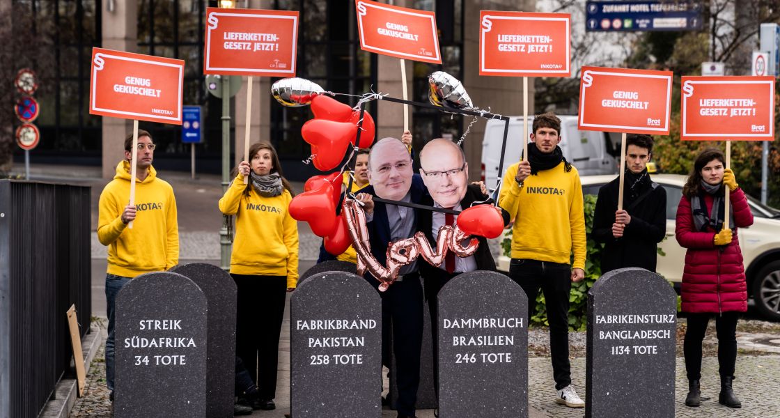 Protestaktion für ein Lieferkettengesetz zum Deutschen Arbeitgebertag am 12. November. Foto: Valère Schramm/Initiative Lieferkettengesetz