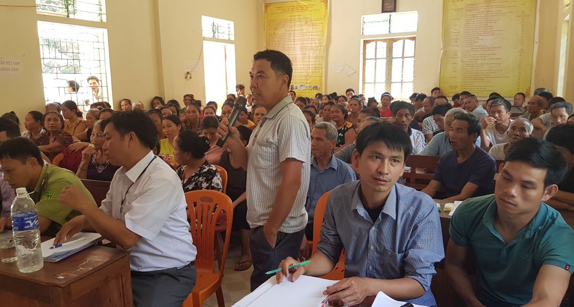 Diskussion bei einer Dorfversammlung über die Vergabe von Ländereien im Distrikt Tuong Duong. Foto: CHIASE