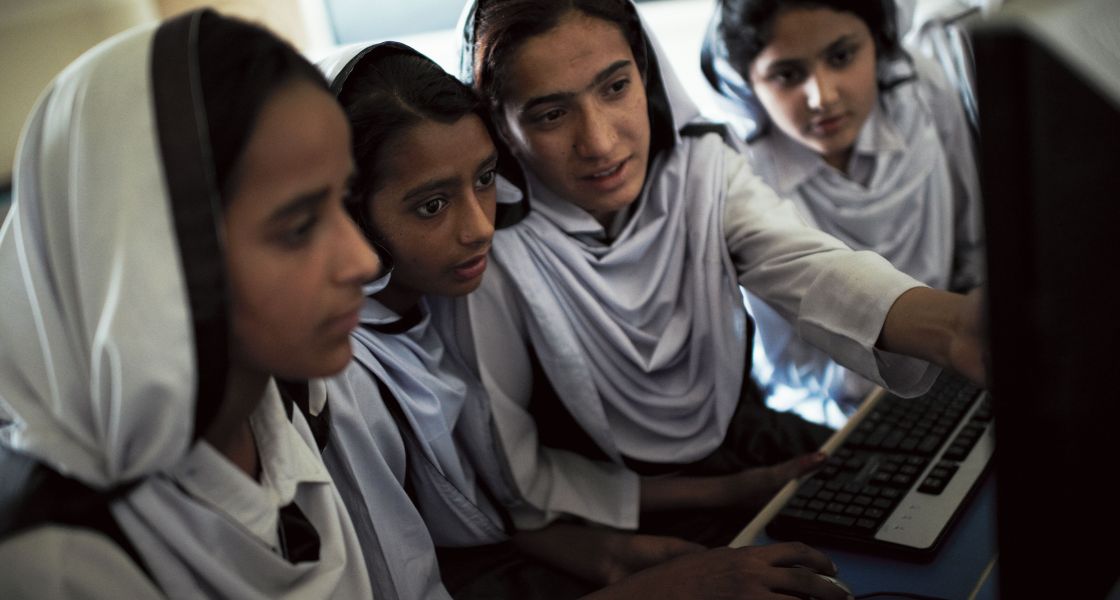 Schülerinnen in Pakistan: Im Bildungsbereich bietet Digitalisierung neue Möglichkeiten. Viele Arbeitsplätze, die durch die Digitalisierung entstehen, sind im globalen Süden jedoch unsicher und schlechte bezahlt