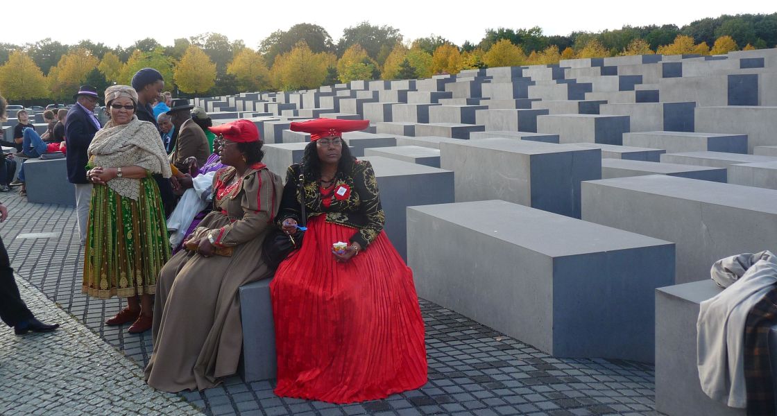 Ida Hoffmann (rechts), Veteranin des antikolonialen Befreiungskampfs und langjährige Vorsitzende Nama Genocide Technical Committee, mit einer Delegation aus Namibia bei einem Besuch des Holocaust-Mahnmals in Berlin im Jahr 2011. Im Nationalsozialismus galt der Völkermord an den Herero und Nama als Heldentat. Er war etwas ganz anderes als die Shoah - und doch hatten beide einiges miteinander zu tun. Frauen aus Namibia sitzen auf Stenen am Holocaust-Mahnmal in Berlin