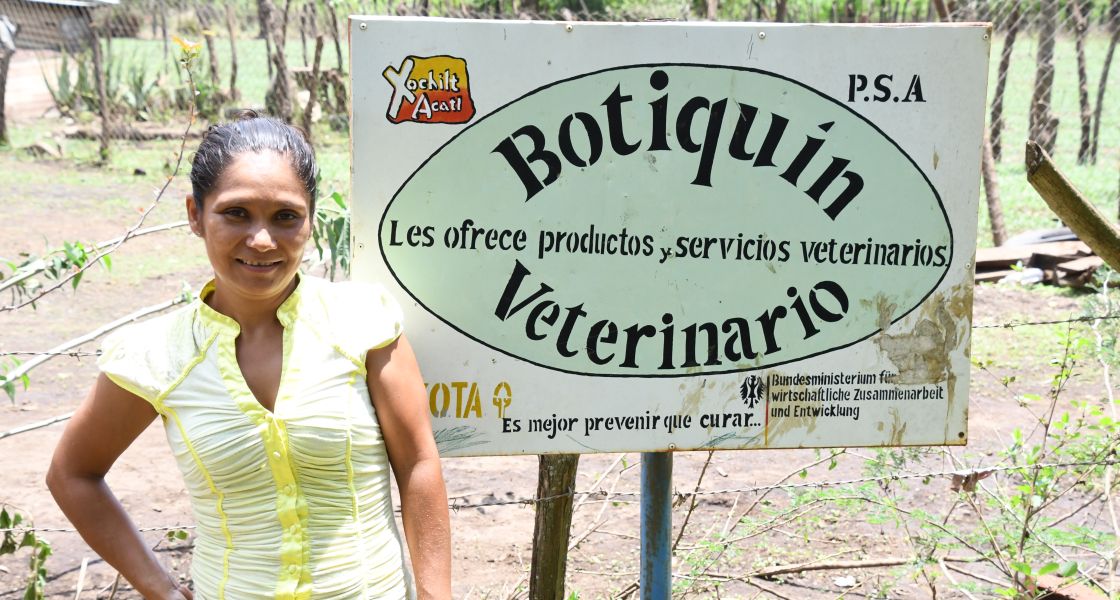 Magali de Jesús Soto Cruz aus der Gemeinde San Ildefons zeigt uns 2018 stolz ihren tierärztlichen Salon