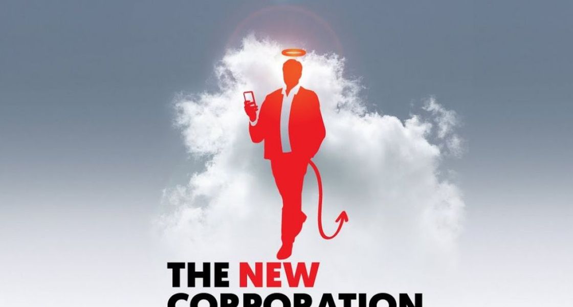 Ein roter Mann mit Heiligenschein und Teufelsschwanz hält ein Smartphone und schwebt vor einer Wolke