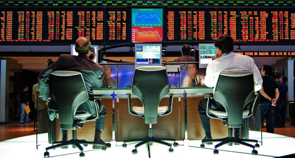 Börse in São Paulo Zwei Männer schauen auf Zahlen auf Bildschirmen