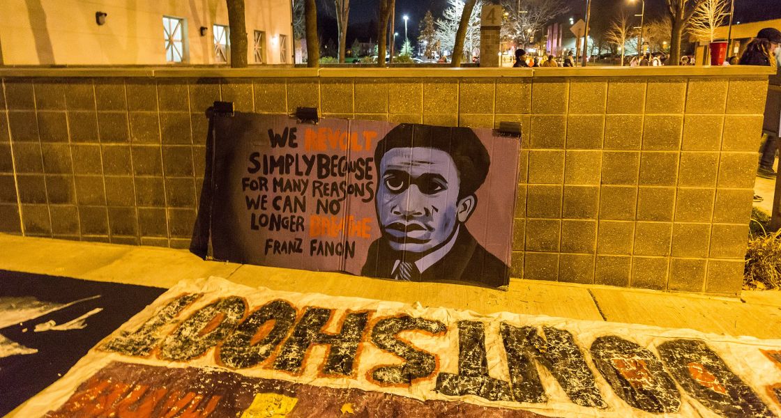»Wir revoltieren einfach, weil wir aus vielen Gründen nicht mehr atmen können.« Banner vor dem Minneapolis Police Department nach der Tötung von Jamar Clark im November 2015. Foto: Tony Webster (CC BY 2.0)