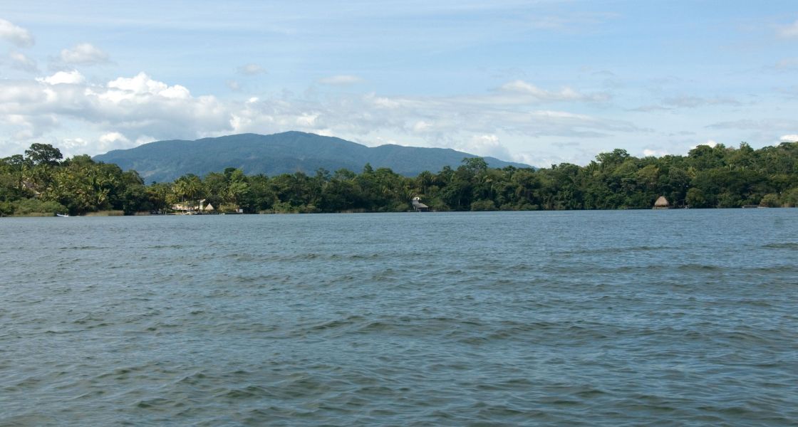 Der Izabal-See in Guatemala: Die Idylle trügt. Mensch und Natur sind durch eine große Nickelmine in Gefahr. | Gus MacelLeod (CC BY-ND 2.0)