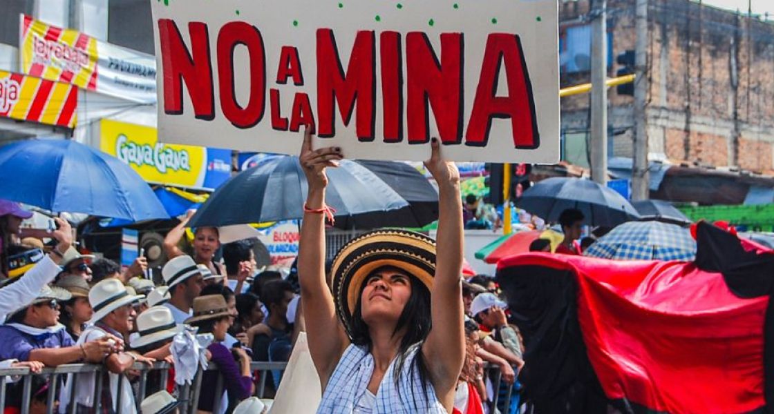 Mexiko 2011, eine Frau hält auf einer Demonstartion ein Schild in die Höge "si a la vida, no al la mina" (dt.: Ja zum Leben, Nein zur Mine);Copyright by Viviana Sánchez Prada (Colombia, 2011)"