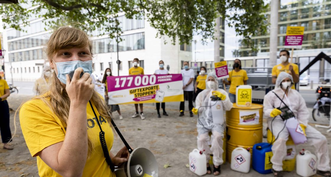 Übergabe von 177.000 Unterschriften um der Kamapagne Giftexporte stoppen, Frau mit Megafon, Aktion