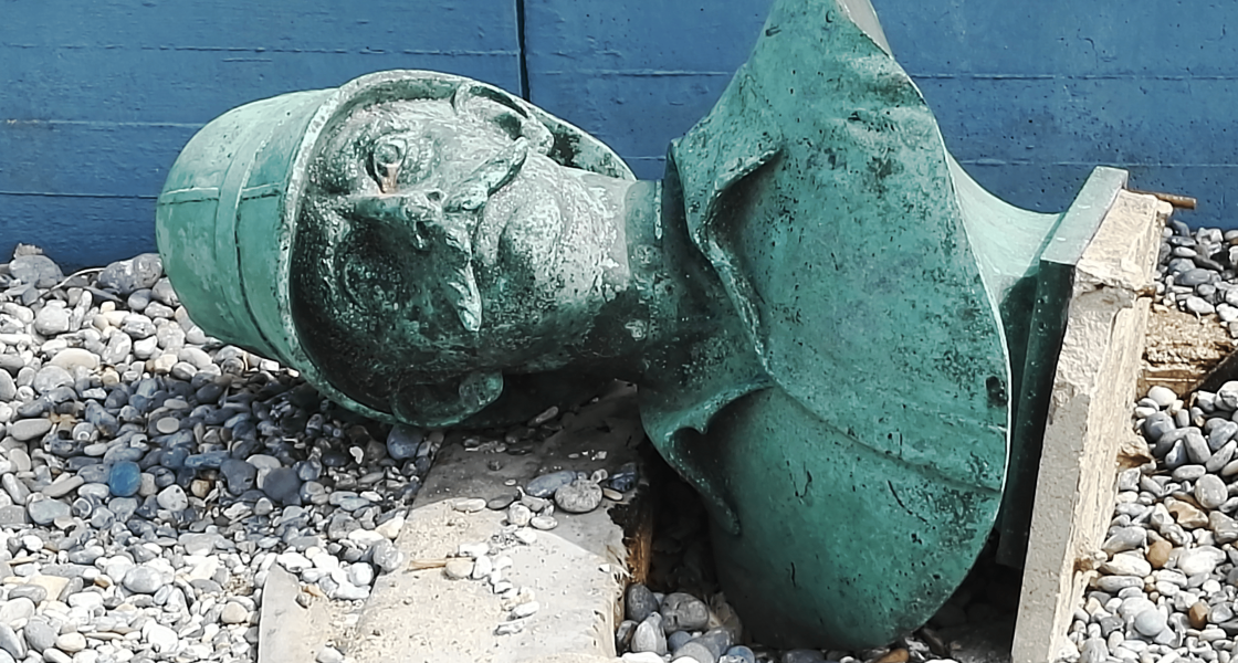 Die Statue des Kolonialverbrechers Carl Peters sollte einst in Daressalam stehen, Jetzt liegt auf Helgoland. | Foto: Bärbel Miemietz (CC BY-SA 4.0) Büste von Kolonialverbrecher Carl Peters