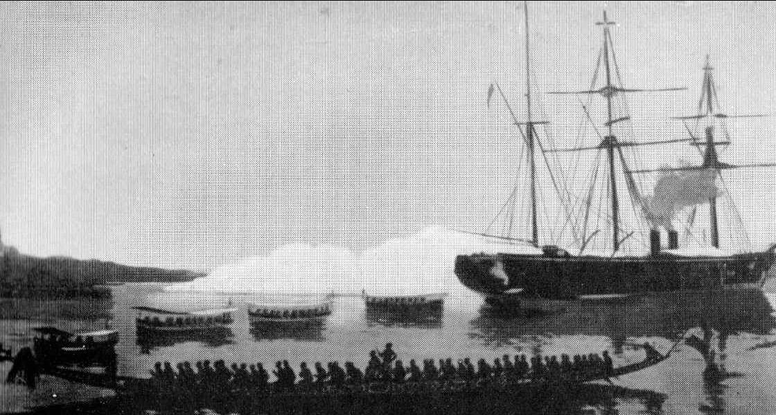 Auf den "Schutzvertrag folgt die militärische Unterwerfung der Bevölkerung: Die deutsche Korvette SMS Olga beschießt am 21.12. 1884 Hickery Town, das heutige Douala, Kamerun. Deutsches Schiff und Soldaten in Kamerun