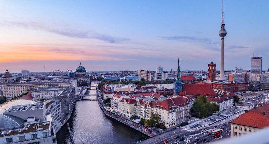 Berlin, Blick auf Spree und Fernsehtum und große Straße