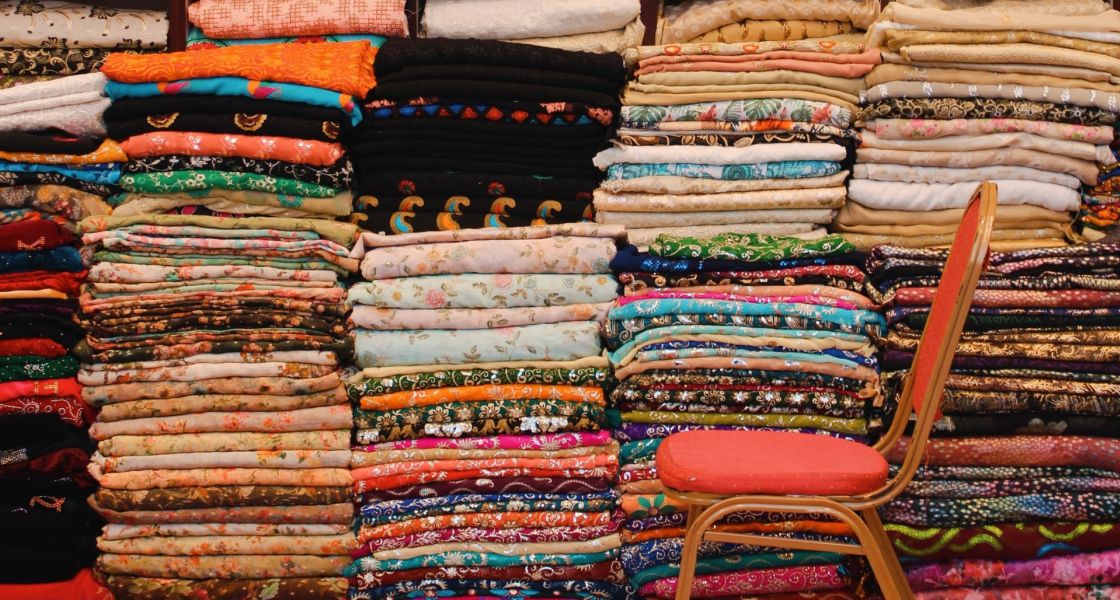 Kleidung Stapel folded_fabric_in_an_open_market_of_dubai_uae | Foto: kenza_benaouda on unsplash