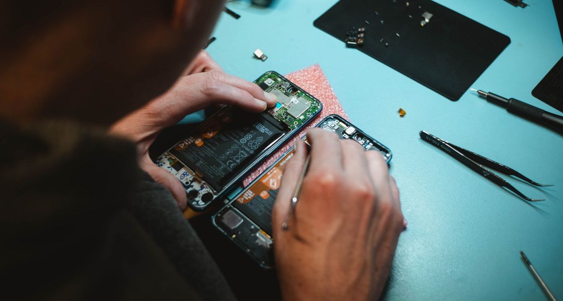 Handyreparatur | Foto von Kilian Seiler auf Unsplash Handyreparatur | Foto von Kilian Seiler auf Unsplash
