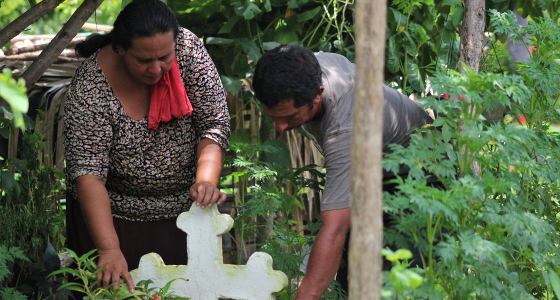 In der Bajo Lempa Region in El salvador: Trauer um eins der vielen Opfer der Niereninsuffizienz. | Foto: Rhina Guevara