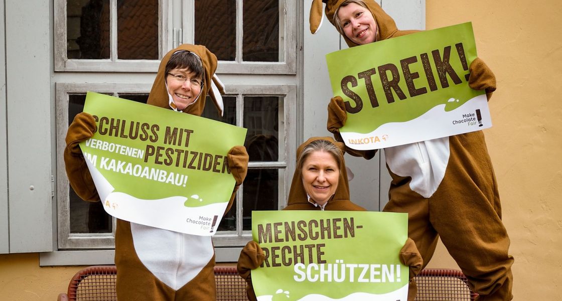 Osterhasen in Greifswald protestieren für Genuss ohne Gift! Osteraktion 2023 im Weltladen Greifswald