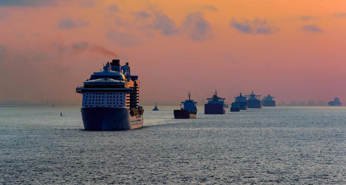 Vor dem Hafen von Shanghai - die "neue Seidenstraße" verbindet zahlreiche Länder des globalen Südens mit China Vor dem Hafen von Shanghai - die "neue Seidenstraße" verbindet zahlreiche Länder des globalen Südens mit China | Foto: Igor Grochev, shutterstock