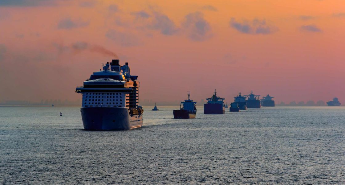 Vor dem Hafen von Shanghai - die "neue Seidenstraße" verbindet zahlreiche Länder des globalen Südens mit China | Foto: Igor Grochev, shutterstock