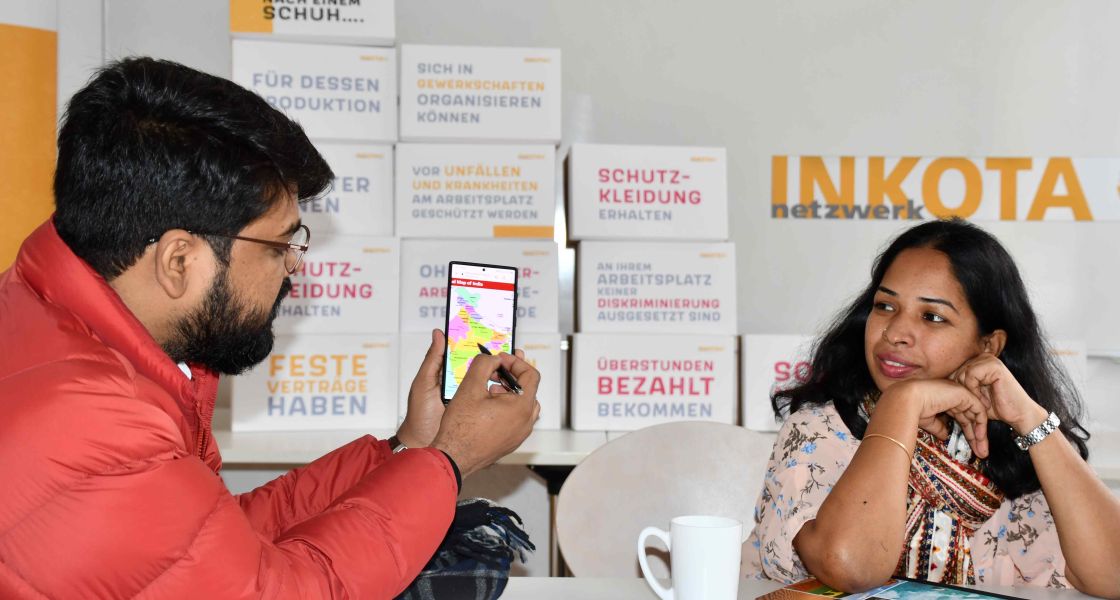 Kohila Senbagam (rechts) und Purushottam Kumar der indischen INKOTA-Partner Cividep und SLD beim Besuch in der INKOTA-Geschäftststelle in Berlin im November 2022.
