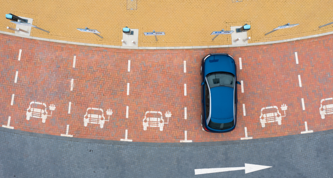Parkplatz Elektroauto Leerer Parkplatz auf dem ein Elektroauto steht