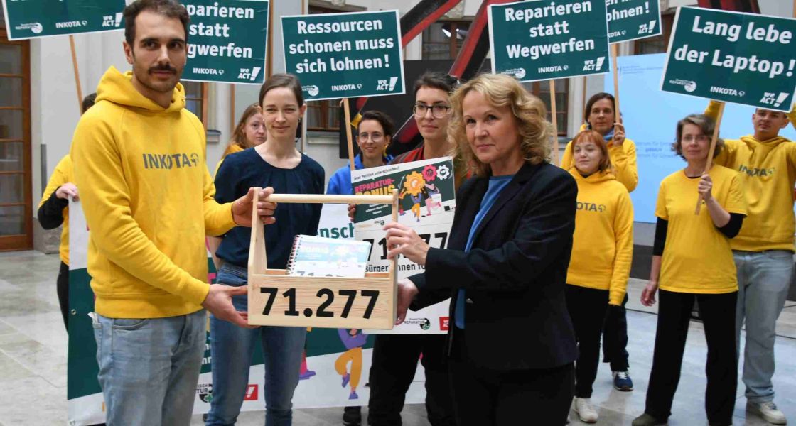 Übergabe Reparaturbonus 17.10.2023 an BMU Steffi Lemke Übergabe Reparaturbonus 17.10.2023 an BMU Steffi Lemke
