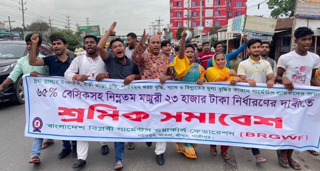 Protest für höhere, faire Löhne für Arbeiter*innen in der Bekleidungsindustrie in Bangladesch