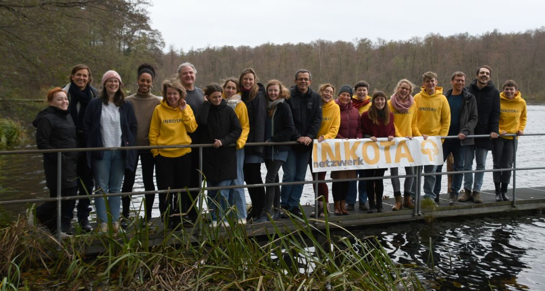 Das INKOTA Team, im Herbst 2023 auf einem Steg am See in Kloster Lehnin.