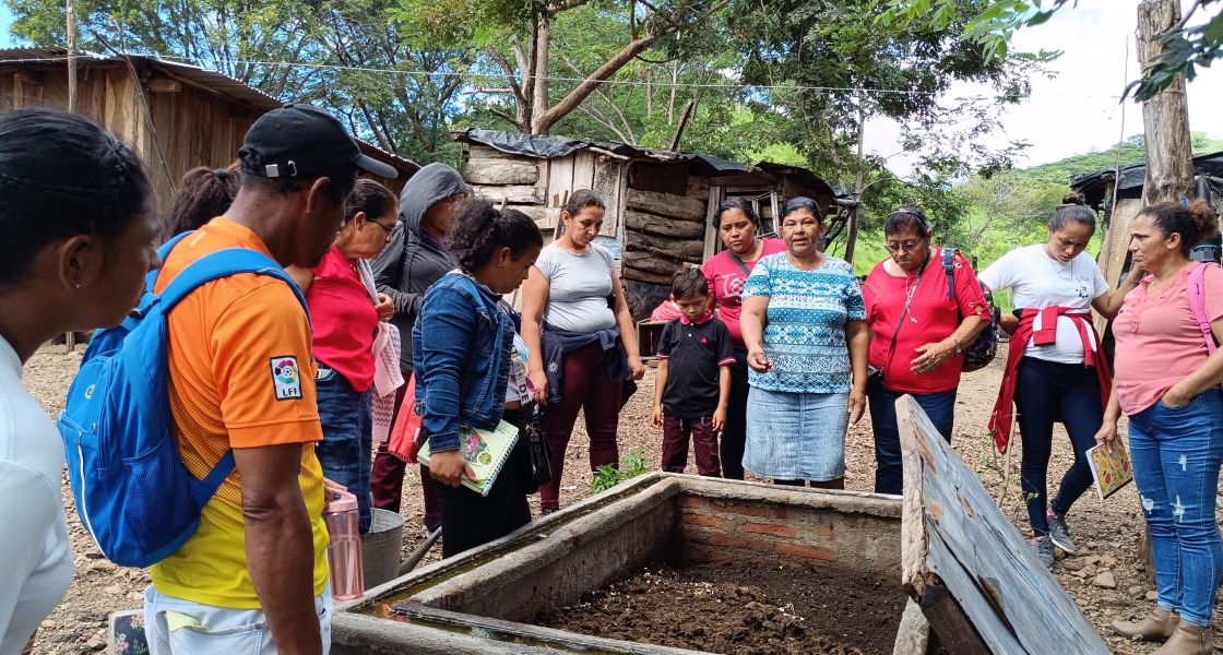 Kompost machen gehört zu Agrarökologie wie der Regenwurm in die Erde, Workshop zur Herstellung von Kompost in Nicaragua 2024 Ein Gruppe von Menschen steht um einen Komposthaufen; Workshop zur Herstellung von Kompost, ASOMUPRO, Nicaragua, INKOTA