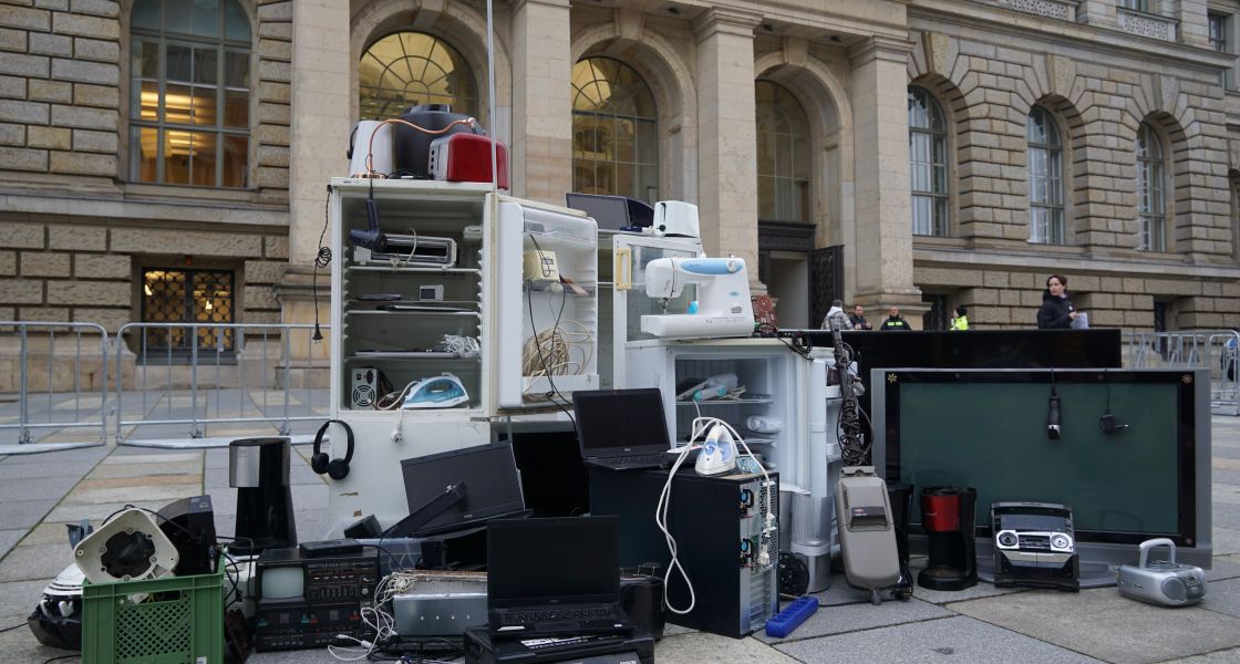 Viele alte Elektrogeräte vor dem Abgeordnetenhaus in Berlin
