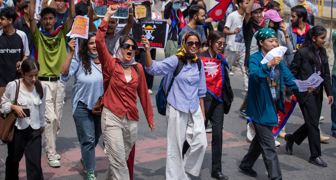 Viele junge Inder*innen protestieren mit Schildern auf der Straße in Kathmandu