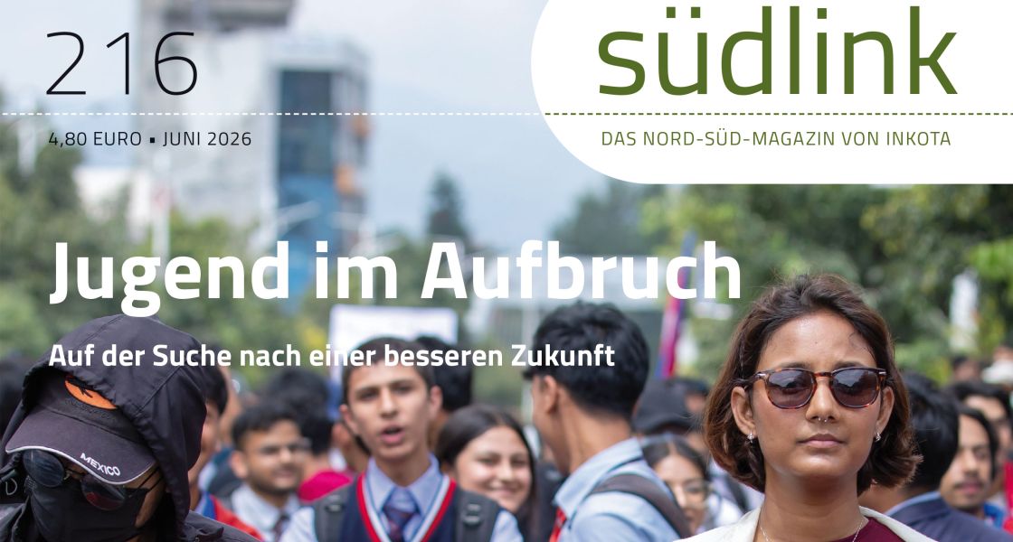 Junge Menschen protestieren auf der Straße mit gemalten Bildern