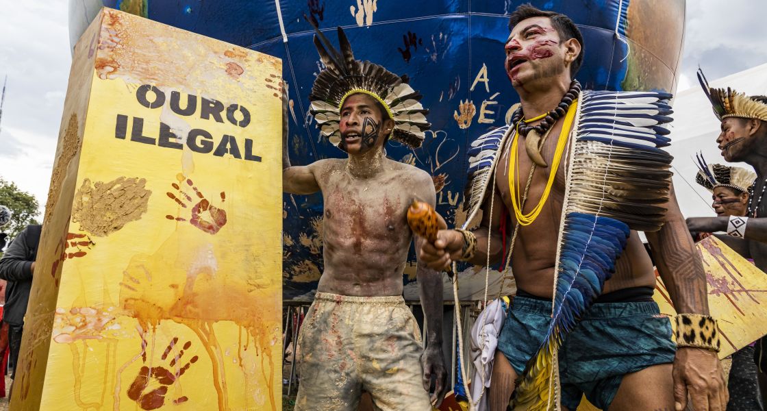 Das Foto zeigt eine Protestaktion von indigenen Personen in Brasilien gegen Bergbau