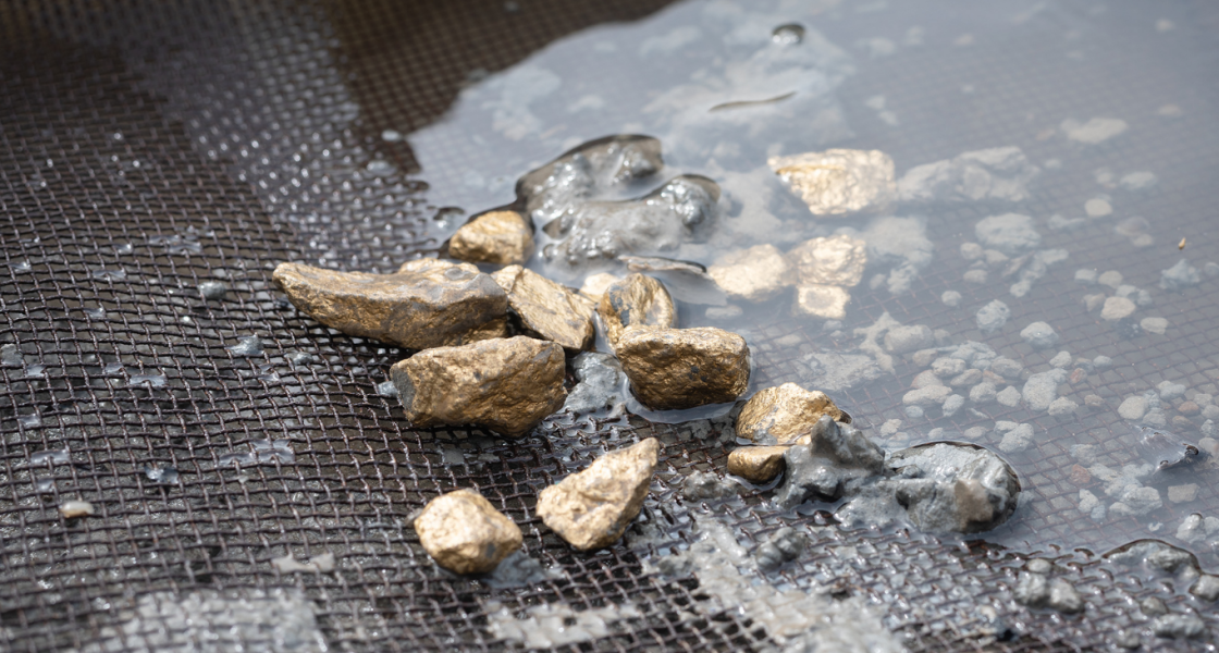 Goldnuggets in einem Sieb