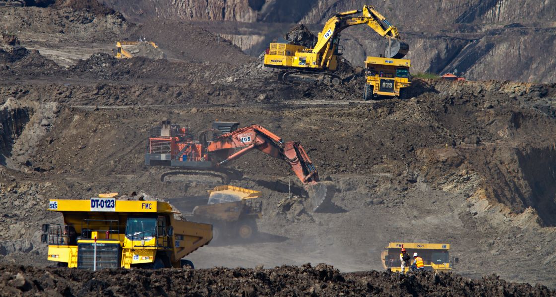 Bagger und LKW in einem Bergbau