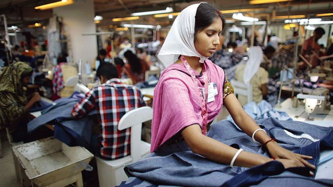 Andrew Biraj/Reuters, Wikimedia, https://commons.wikimedia.org/wiki/File:Un_empleado_de_una_f%C3%A1brica_textil_en_Dhaka,_la_capital_de_Bangladesh.jpg