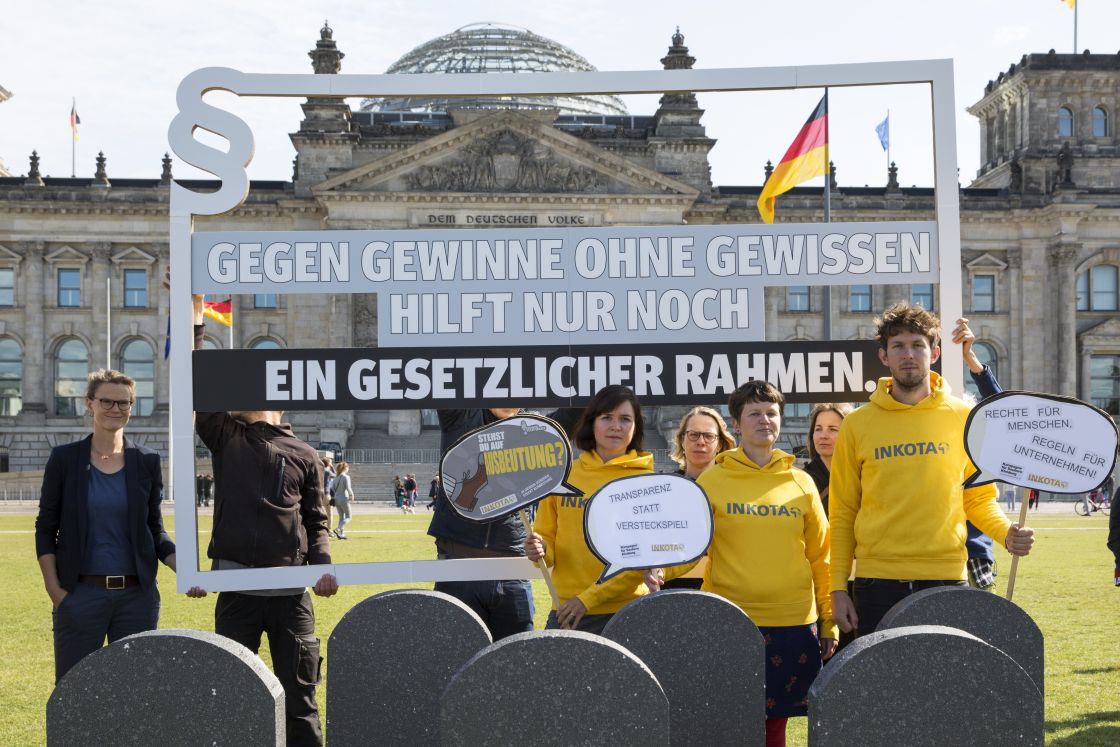 Mit einer Aktion vor dem Bundestag startete am 10.September eine Kampagne für ein Lieferkettengesetz in Deutschland. Mehr als siebzig Organisationen fordern ein Gesetz, das deutsche Unternehmen dazu verpflichtet, auch im Ausland die Menschenrechte und Umweltstandards zu achten. Foto: Stephane Lelarge/Initiative Lieferkettengesetz