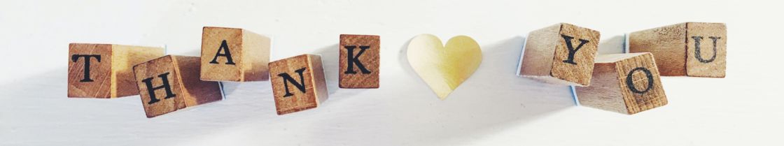 Holzstücke, die jeweils einen Buchstaben haben und als Ganzes lässt sich Thank you lesen