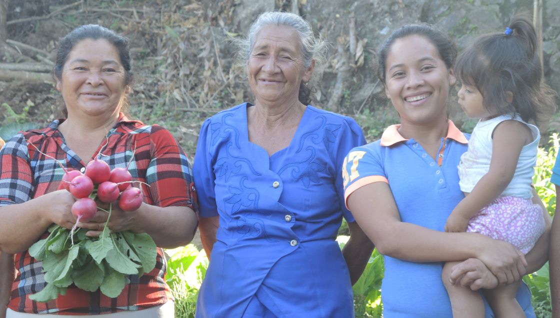 Drei Frauen stehen nebeneinande rund lächeln in die Kamera