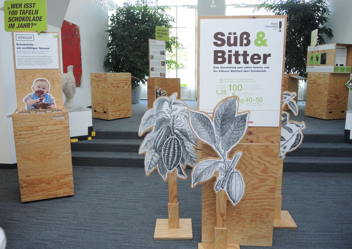 schmale Ausstellungswände aus Holz in einem Raum verteilt