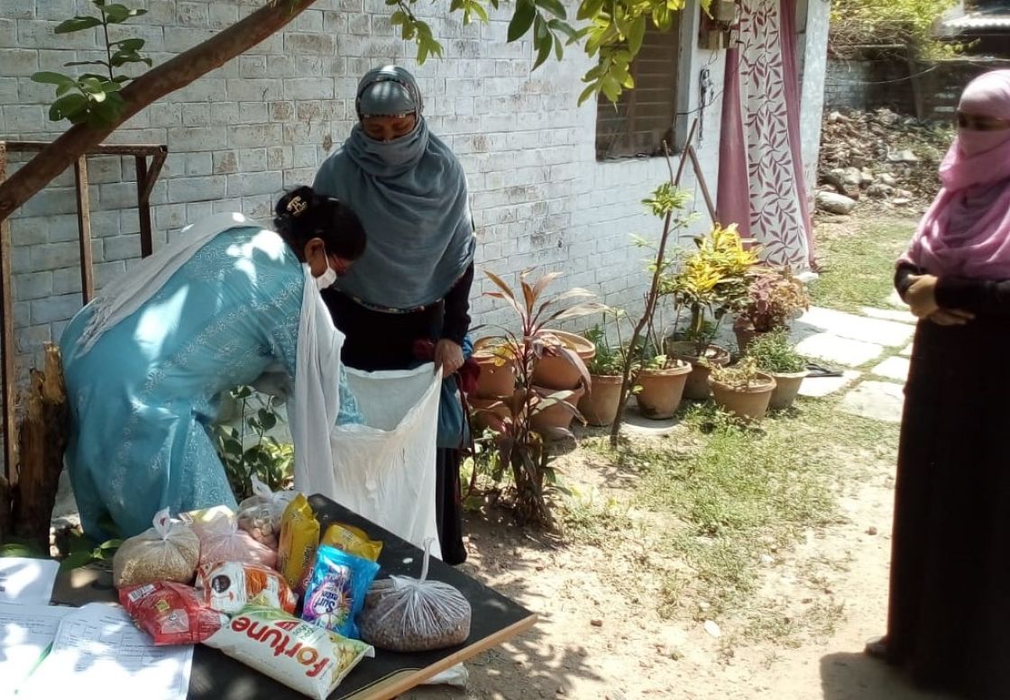Frauen in Indien bekommen Lebensmittelspenden in Corona-Zeiten Frauen in Indien bekommen Lebensmittelspenden in Corona-Zeiten